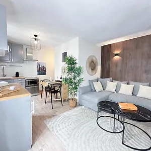 Stylish & Chic Duplex Near Eiffel Tower Apartment
